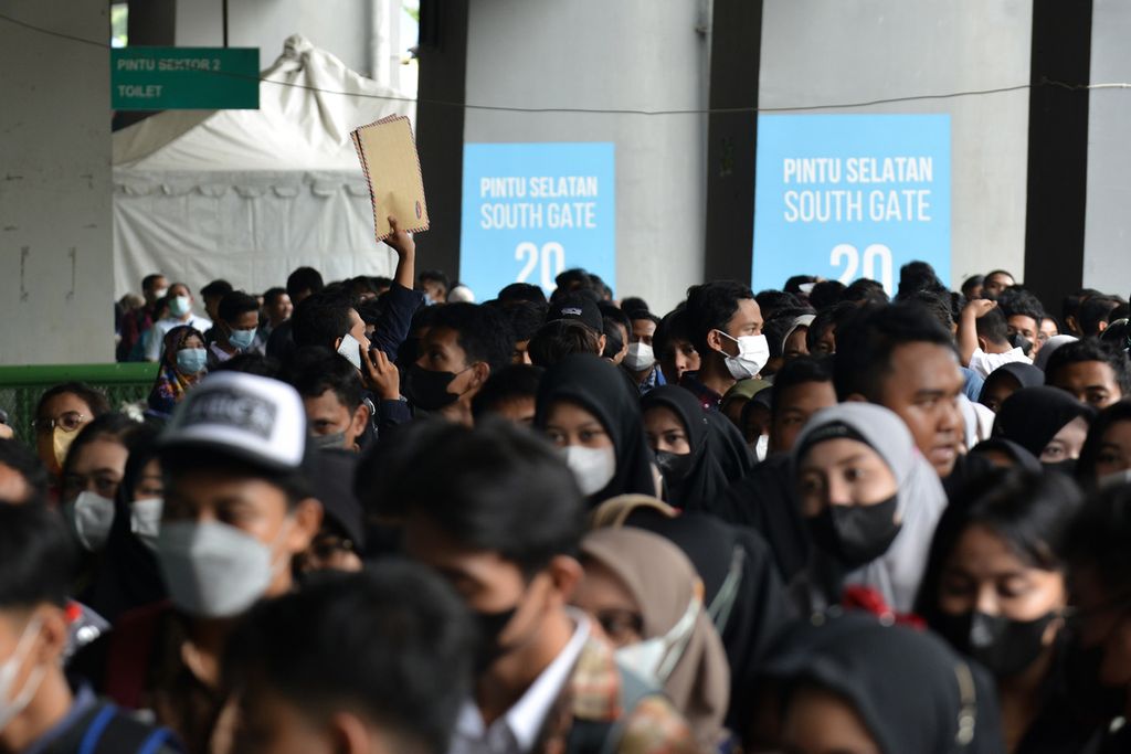 Salah seorang pencari kerja mengangkat dokumen lamaran kerja di acara Job Fair Bekasi 2023 di Stadion Patriot Candrabhaga, Kota Bekasi, Jawa Barat, Kamis (16/3/2023). 