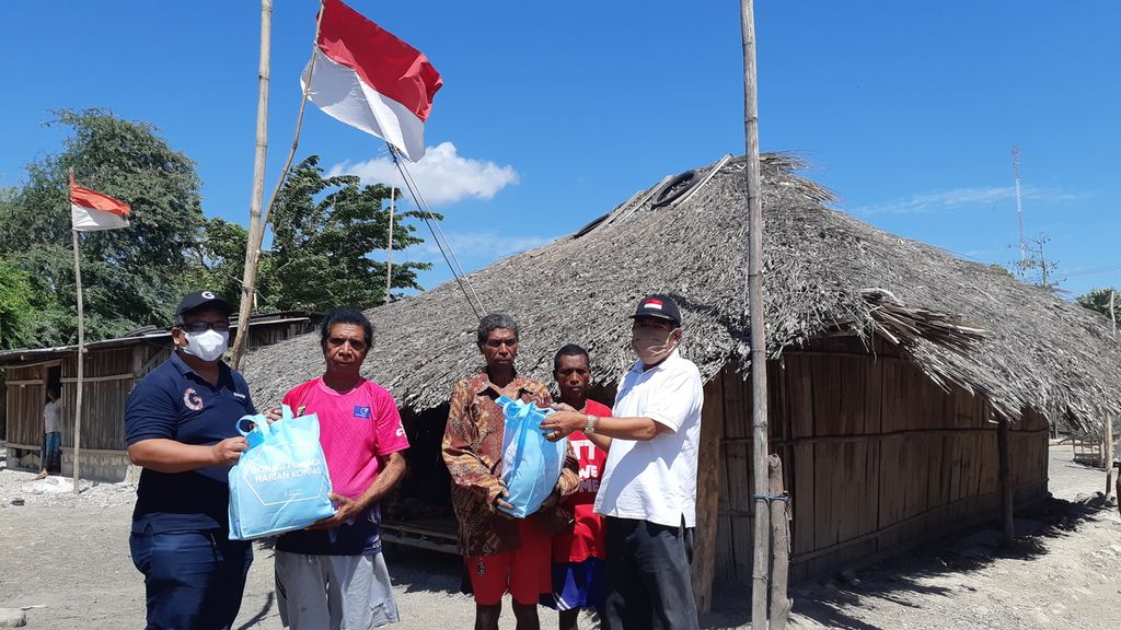 Penyaluran bantuan dari Yayasan Dana Kemanusiaan Kompas bagi warga eks Timor Timur di Desa Oebelo, Kabupaten Kupang, Nusa Tenggara Timur, Senin (16/8/2021).