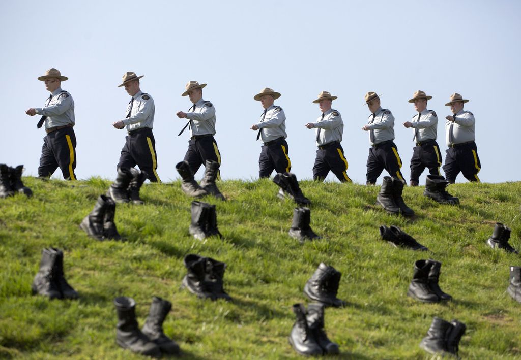 Polisi Berkuda Kanada berbaris di depan sepatu bot hitam yang mewakili para korban Perang Dunia I saat Peringatan Vimy Nasional Kanada Perang Dunia I di Givenchy-en-Gohelle, Perancis, Jumat (7/4/2017). 