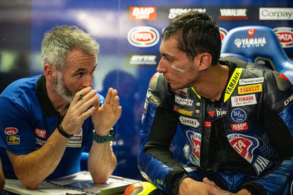 Pebalap tim Pata Yamaha Prometeon, Toprak Razgatlioglu, berdiskusi dengan kepala mekanik Phil Marron dalam sesi latihan bebas Superbike di Sirkuit Imola, Italia, Jumat (14/7/2023). Razgatlioglu masih mengalami kendala pada daya cengkeram ban belakang.