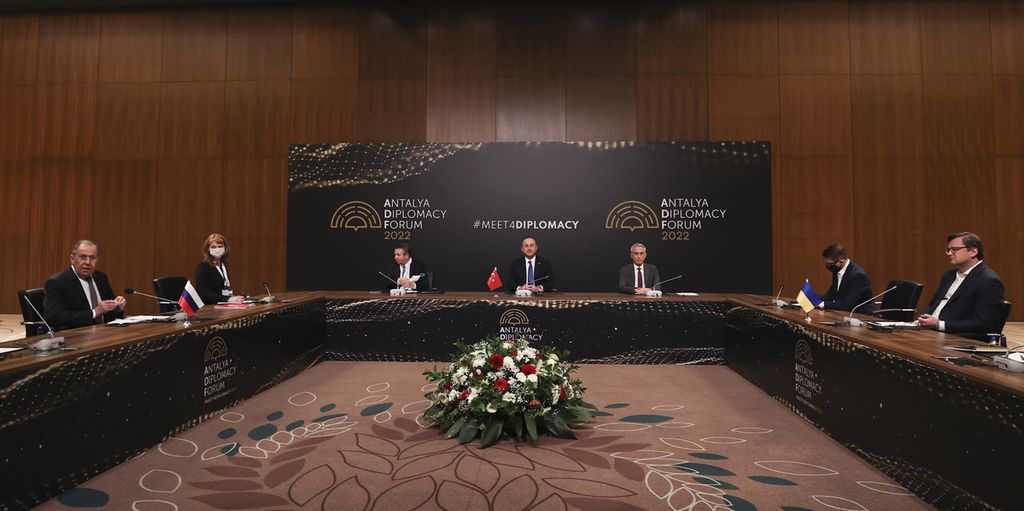 Menteri Luar Negeri Turki Mevlut Cavusoglu (tengah) memimpin pertemuan trilateral dengan Menlu Rusia Sergey Lavrov (kiri) dan Menlu Ukraina Dmytro Kuleba (kanan), di Antalya, Turki, 10 Maret 2022. 