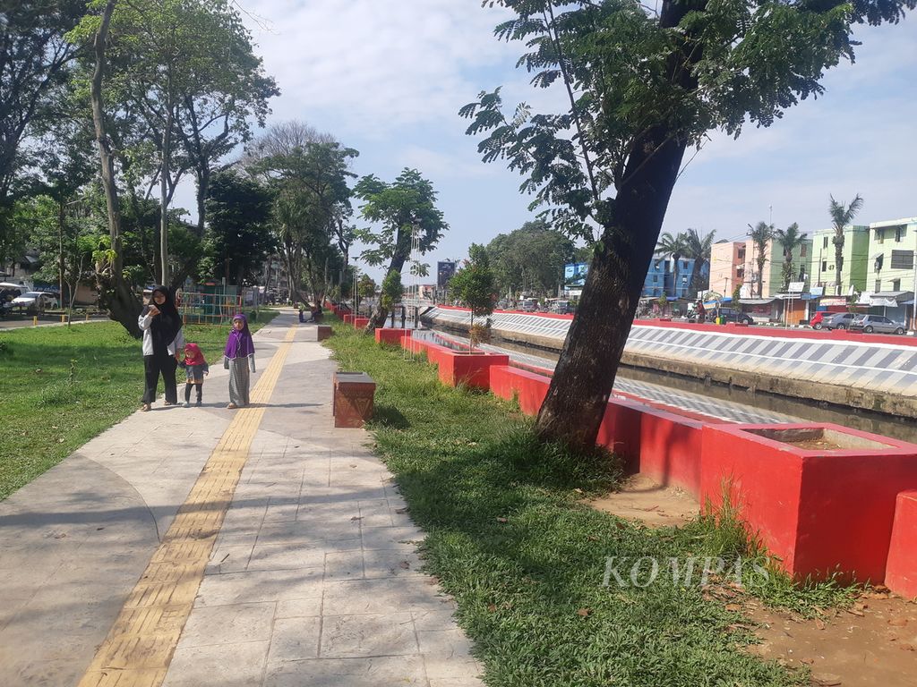 Residents walk in the Sekanak-Lambidaro River Park in Palembang, South Sumatra, Wednesday (1/6/2022). This arrangement is a program of the Sekanak-Lambidaro River Restoration which has been started since 2021.