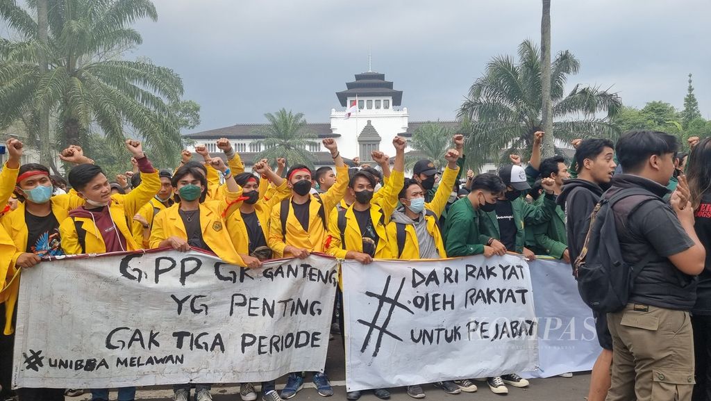 Sejumlah mahasiswa membawa spanduk satir dalam unjuk rasa di Gedung Sate, Kota Bandung, Jawa Barat, Senin (11/4/2022). Demonstrasi ini untuk memprotes wacana perpanjangan periode pemerintahan hingga kenaikan harga bahan pokok yang menyusahkan masyarakat.