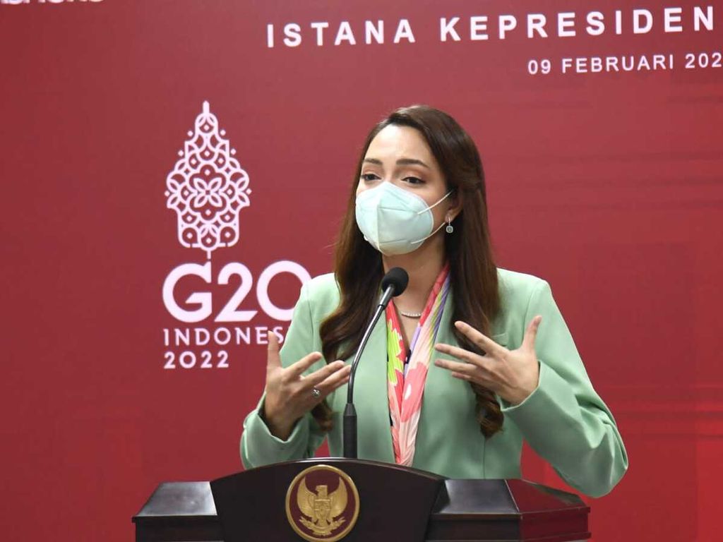Juru Bicara Pemerintah dan Duta Adaptasi Kebiasaan Baru Reisa Broto Asmoro saat menyampaikan keterangan pers terkait perkembangan dan penanganan pandemi Covid-19 di Kantor Presiden, Jakarta, Rabu (9/2/2022).