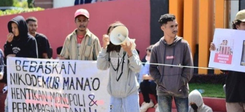Kelompok masyarakat yang tergabung dalam Aliansi Solidaritas Pubabu melakukan aksi damai di depan Markas Polda NTT, Senin (19/6/2023). Menuntut pembebasan Nikodemus Manao dari semua tuntutan hukum.
