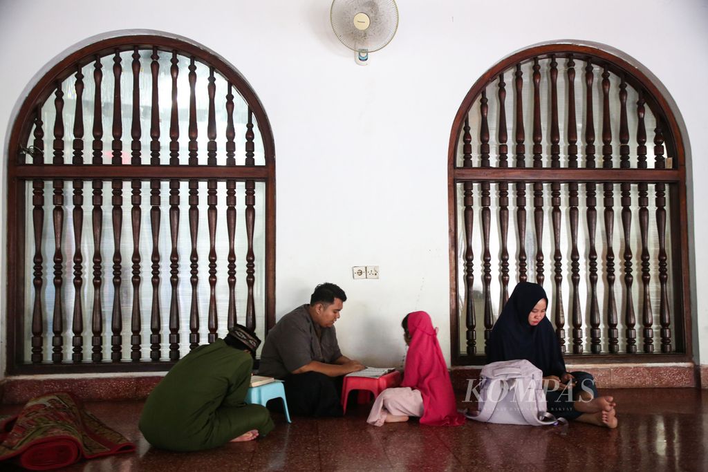 Children learn to recite the Quran in the Said Na'um Mosque in Kebon Kacang, Tanah Abang, Central Jakarta, on Thursday (24/3/2024). Every day, many children can be found studying the Quran after school.