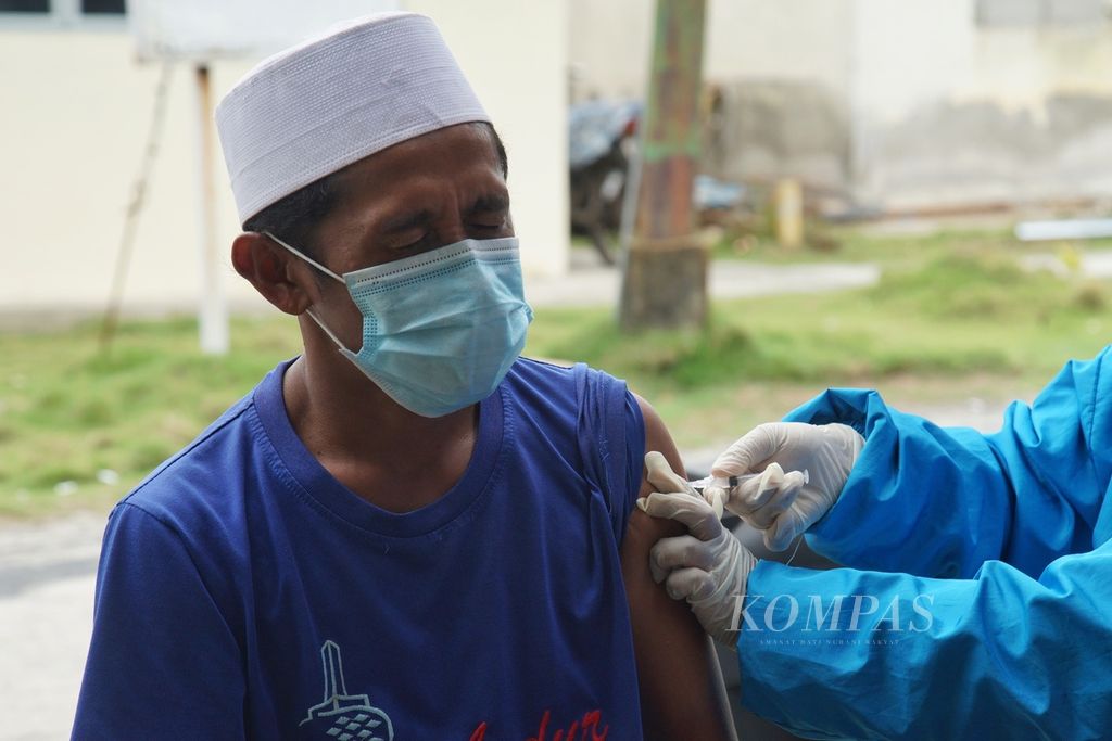Seorang warga disuntik vaksin Covid-19 merek Sinovac di Kelurahan Pemping, Kecamatan Belakang Padang, Kota Batam, Kepulauan Riau, Selasa (29/6/2021). 