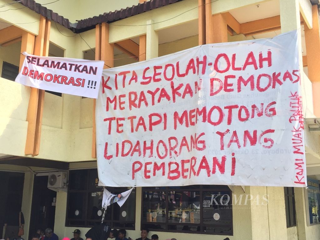 Kalangan mahasiswa menunggu Mimbar Bebas Mahasiswa Bersama Rakyat Selamatkan Demokrasi di Universitas Dr Soetomo, Surabaya, Jawa Timur, Rabu (15/11/2023). Mimbar bebas untuk mengkritik rezim pemerintahan Presiden Joko Widodo.