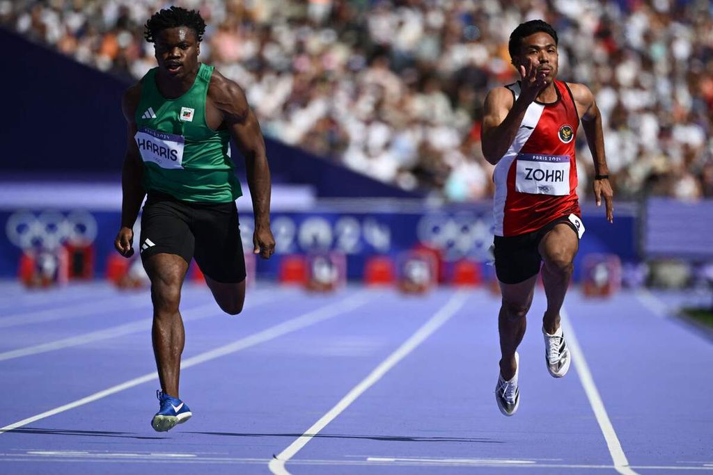 Sprinter Indonesia, Lalu Muhammad Zohri, bersaing dengan atlet St Kitts dan Nevis, Naquille Harris, pada babak penyisihan nomor 100 meter Olimpiade Paris 2024 di Saint-Denis, Paris, Perancis, Sabtu (3/8/2024).