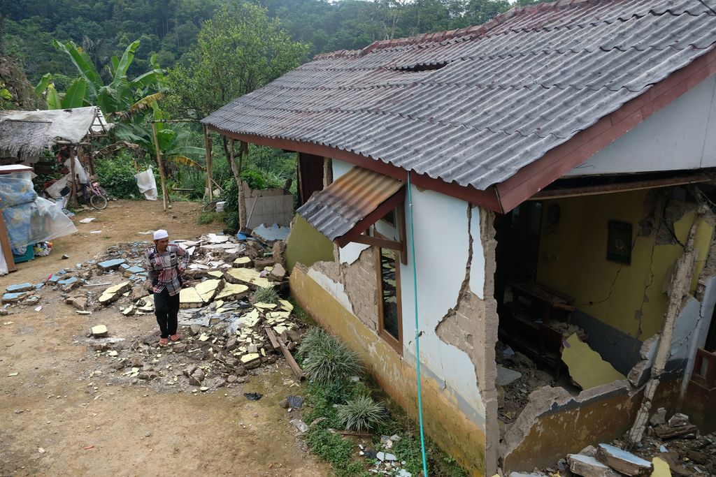 Rumah warga yang hancur karena gempa di Kampung Ciandam Girang, Kecamatan Mande, Kabupaten Cianjur, Jabar, Rabu (30/11/2022).