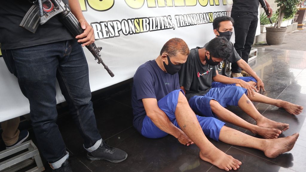 Potret ketiga tersangka pencurian dalam konferensi pers di Markas Kepolisian Resor Cirebon Kota di Cirebon, Jawa Barat, Jumat (27/1/2023). Sindikat pencuri lintas provinsi itu meraup uang Rp 80 juta milik seorang warga Cirebon.