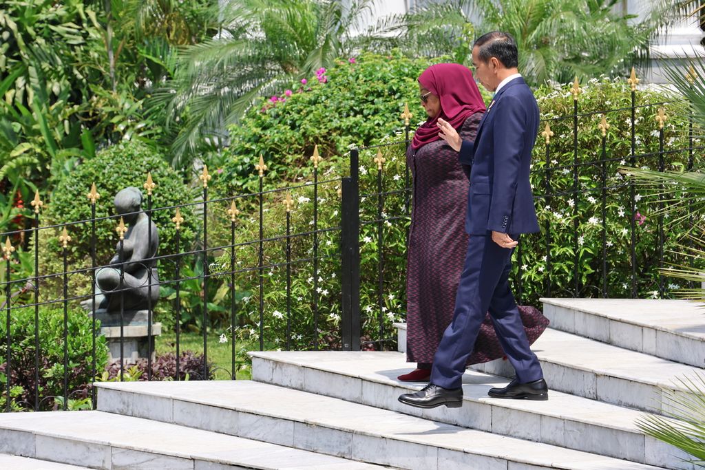 President Joko Widodo walked with President Samia Suluhu Hassan in the courtyard of the Bogor Presidential Palace towards the location of the joint tree planting of the keben or butun tree (Barringtonia asiatica), during a state visit on Thursday (25/1/2024). President Samia viewed this as a shared commitment to building a safe planet and global conservation.