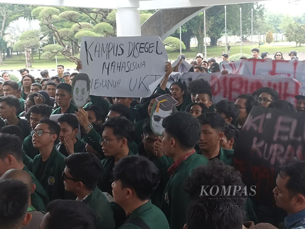 Mahasiswa Universitas Sumatera Utara berunjuk rasa menolak kenaikan uang kuliah tunggal sebesar 30-50 persen di Kantor Biro Rektor USU, Medan, Rabu (8/5/2024). 
