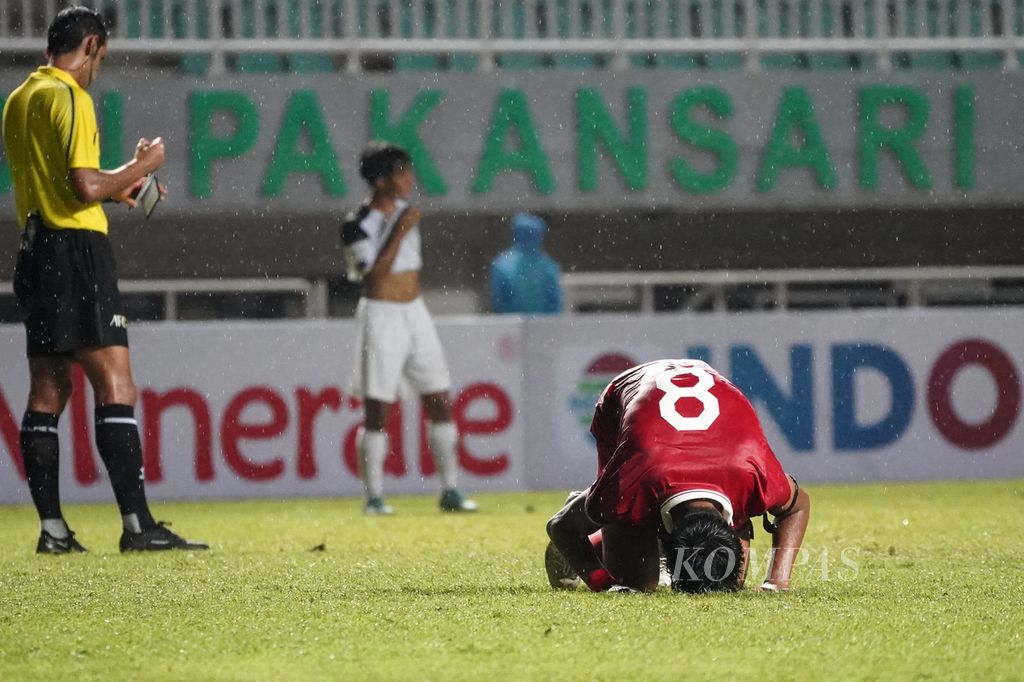 Striker Indonesia, Arkhan Kaka Putra, bersujud setelah mencetak gol ke gawang Guam dalam laga sepak bola kualifikasi Piala Asia U-17 2023 di Stadion Pakansari, Kabupaten Bogor, Jawa Barat, Senin (3/10/2022). Indonesia menang telak, 14-0. 