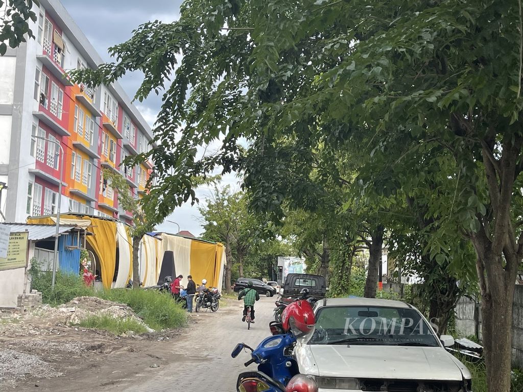 Rusunawa yang dikelola Pemerintah Kota Surabaya di Kecamatan Gunung Anyar, Kota Surabaya, Jawa Timur, ini sudah beroperasi sejak 2021. Namun, sebagian jalan di depan rusunawa penuh dengan kendaraan roda empat dan ditutup sepanjang hari sehingga menjadi kumuh, seperti Selasa (8/2/2022). 
