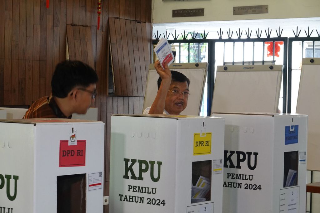Wakil Presiden ke-10 dan ke-12 RI Jusuf Kalla menggunakan hak pilih di TPS 03 RW 002 Kelurahan Pulo, Kebayoran Baru, Jakarta Selatan. Rabu (14/2/2024).