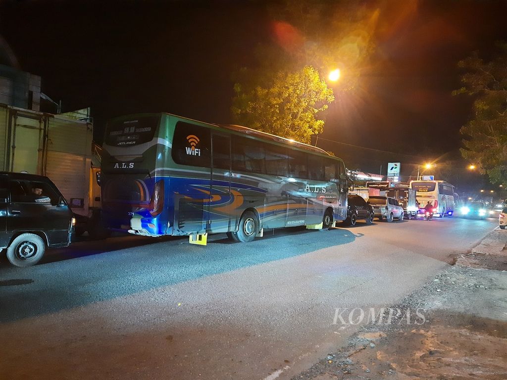 Antrean truk dan bus terjadi hingga ke jalan raya untuk mengisi biosolar di SPBU Sawahan, Padang Timur, Kota Padang, Sumatera Barat, Jumat (25/3/2022). Kelangkaan solar bersubsidi itu membuat pengendara bus dan truk antre berjam-jam untuk mengisi bahan bakar. Antrean juga kerap memicu kemacetan lalu lintas.