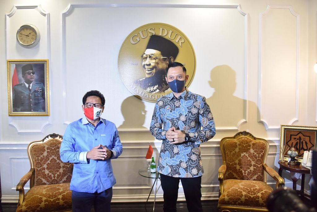 Ketua Umum PKB Muhaimin Iskandar bersama Ketua Umum Partai Demokrat Agus Harimurti Yudhoyono (AHY) berpose saat difoto oleh para jurnalis di Kantor DPP PKB, Jalan Raden Saleh, Kenari, Senen, Jakarta Pusat, Rabu (8/7/2020).