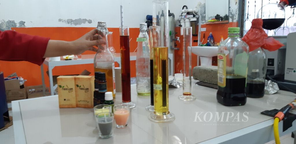 Proses penelitian terhadap minyak nilam di lakukan oleh peneliti di Atsiri Riset Center Uniersitas Syiah Kuala, Banda Aceh, Senin (19/2/2019). 