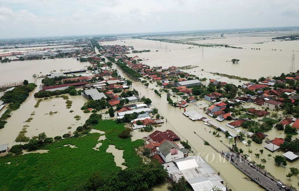The access to the Pantura route is once again flooded and impassable by vehicles in the Karanganyar sub-district, Demak Regency, Central Java on Sunday (17/3/2024). The flood was caused by the overflow of the Wulan River embankment and several rivers in the area.