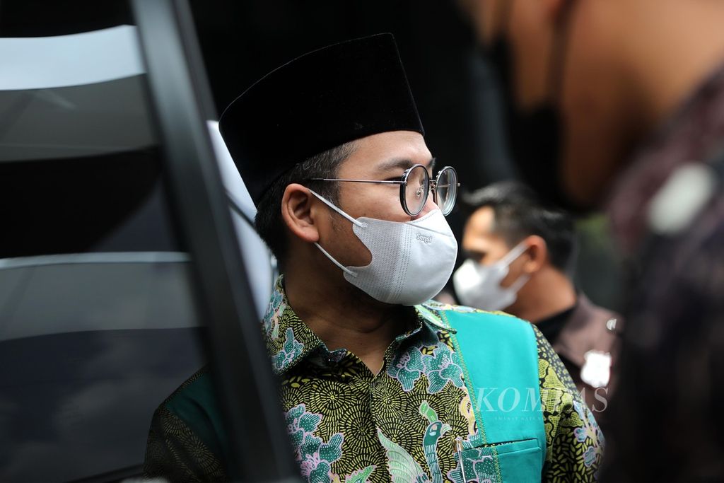 Bupati Bangkalan Abdul Latif Amin Imron meninggalkan Gedung Komisi Pemberantasan Korupsi (KPK), Jakarta, seusai mengikuti acara penyerahan aset barang rampasan negara dari hasil tindak pidana korupsi oleh KPK, Kamis (24/3/2022). 