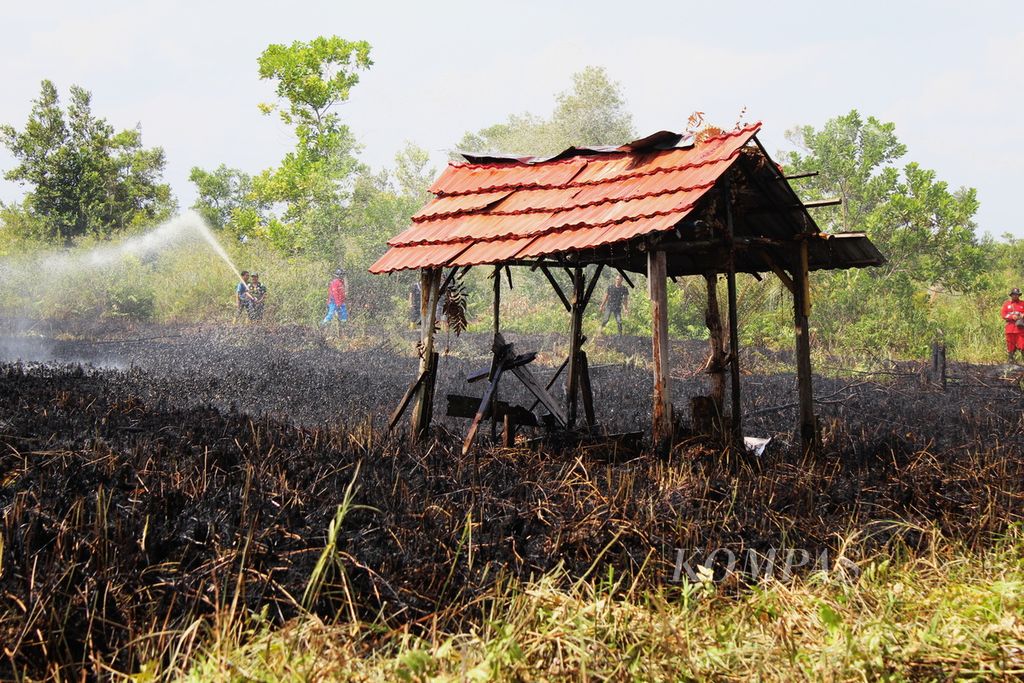 Tim gabungan pemadam kebakaran hutan dan lahan memadamkan tanah kapling dan sebuah pondok di dalamnya yang hangus terbakar di Jalan Kalibata, Kota Palangkaraya, Kalimantan Tengah, Senin (14/8/2023).