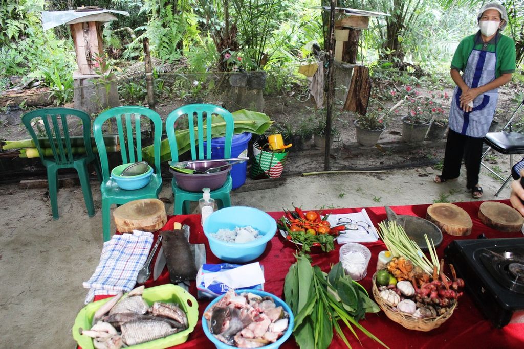 The Dayak tribe who are hunter-gatherers have various types of local food directly from food sources such as yards, forests, to rivers.