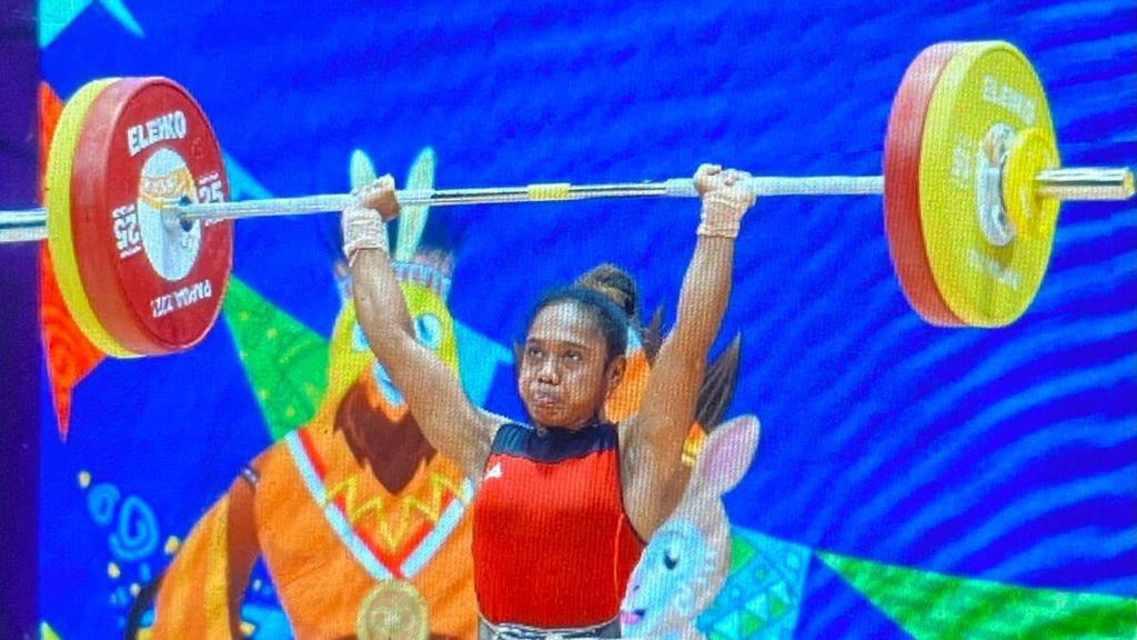 Atlet asal Papua, Natasya Bateyob, meraih perak dengan total angkatan 186 kilogram pada PON Papua 2021 di Auditorium Universitas Cenderawasih, Kota Jayapura, Rabu (6/10/2021) . Natasya memecahkan rekor nasional angkatan <i>snacth </i>sebesar 83 kilogram.