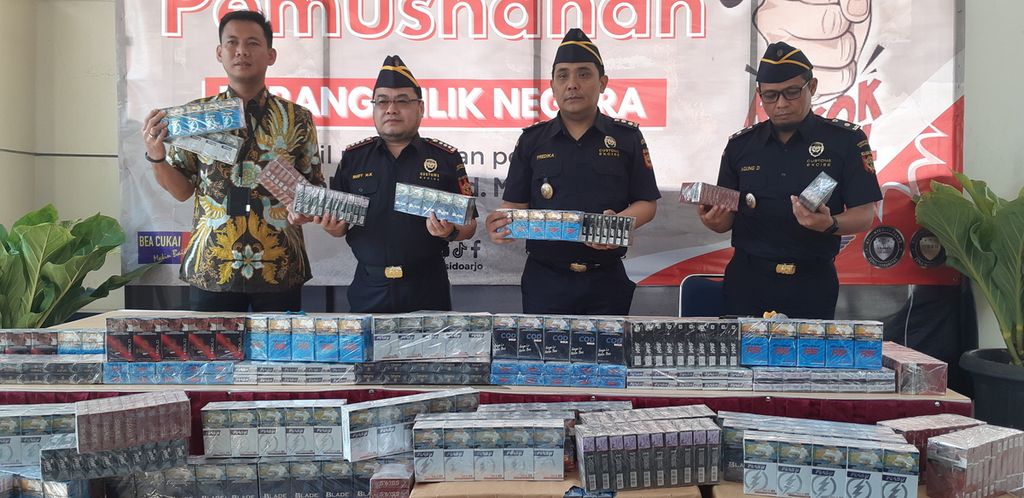 Barang bukti berupa 794.000 batang rokok ilegal senilai hampir Rp 1 miliar hasil penindakan bea cukai selama semester 1-2023 di wilayah Sidoarjo, Gresik, dan Surabaya. 