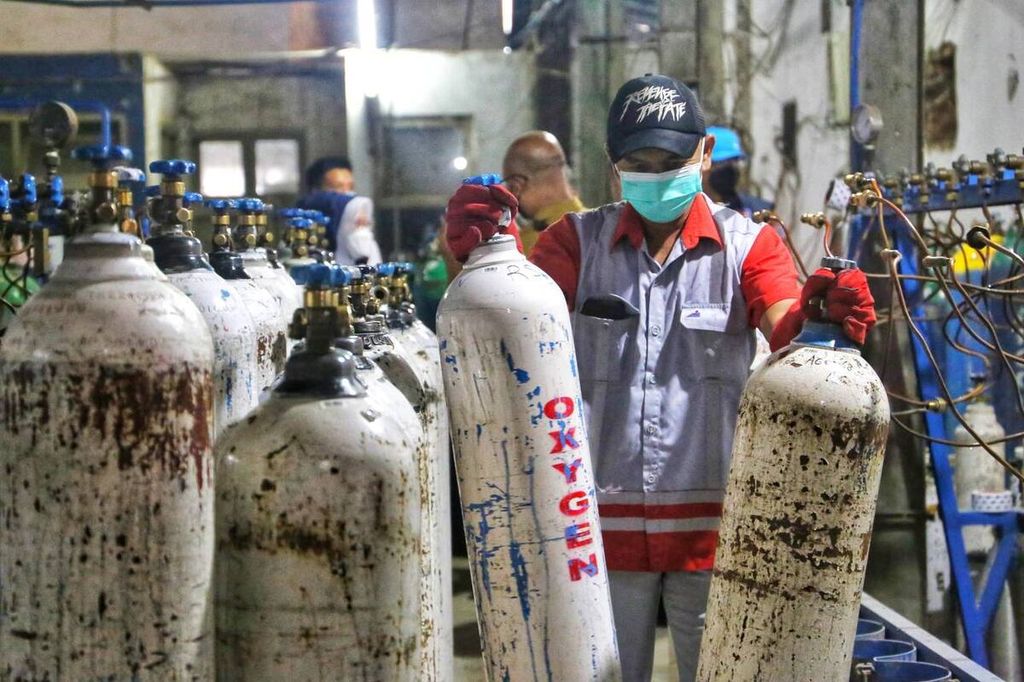 Petugas memeriksa tabung oksigen di PT. Aneka Gas Industri di Bandung, Jawa Barat, Senin (7/2/2022). Pemerintah Kota Bandung mengklaim pasokan oksigen kali ini masih mencukupi.