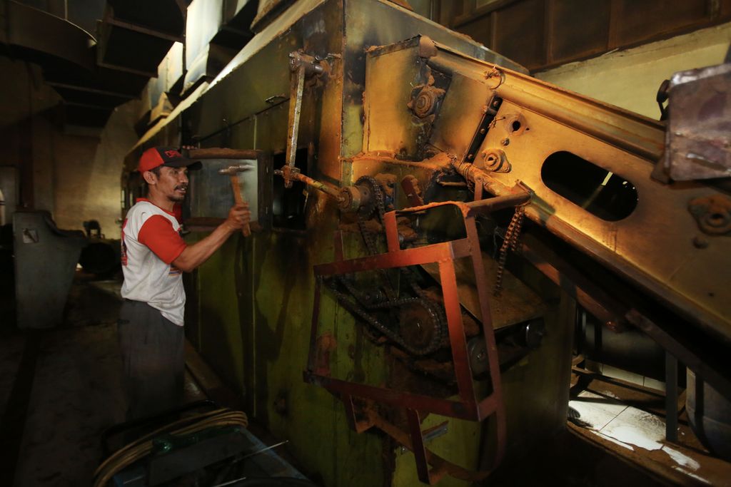 Perbaikan mesin pengeringan di Pabrik Teh PTPN IV Unit Bah Butong, Simalungun, Sumatera Utara, Minggu (7/7/2019). Pabrik teh PTPN IV menginvestasikan belanja tahunan sebesar Rp 1,2 miliar untuk mesin, suku cadang, dan perawatan.  Kebisingan yang terjadi di pabrik menjadi salah satu  penyebab terjadinya gangguan pendengaran.