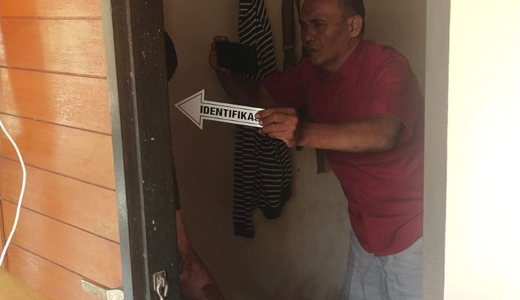 Polresta Denpasar dan Polsek Kuta Selatan masih menyelidiki kasus penemuan jenazah di kamar kos di kawasan Kelurahan Benoa, Kuta Selatan, Kabupaten Badung, Bali. Korban ditemukan sudah meninggal di dalam kamar kos pada Sabtu (18/11/2023).