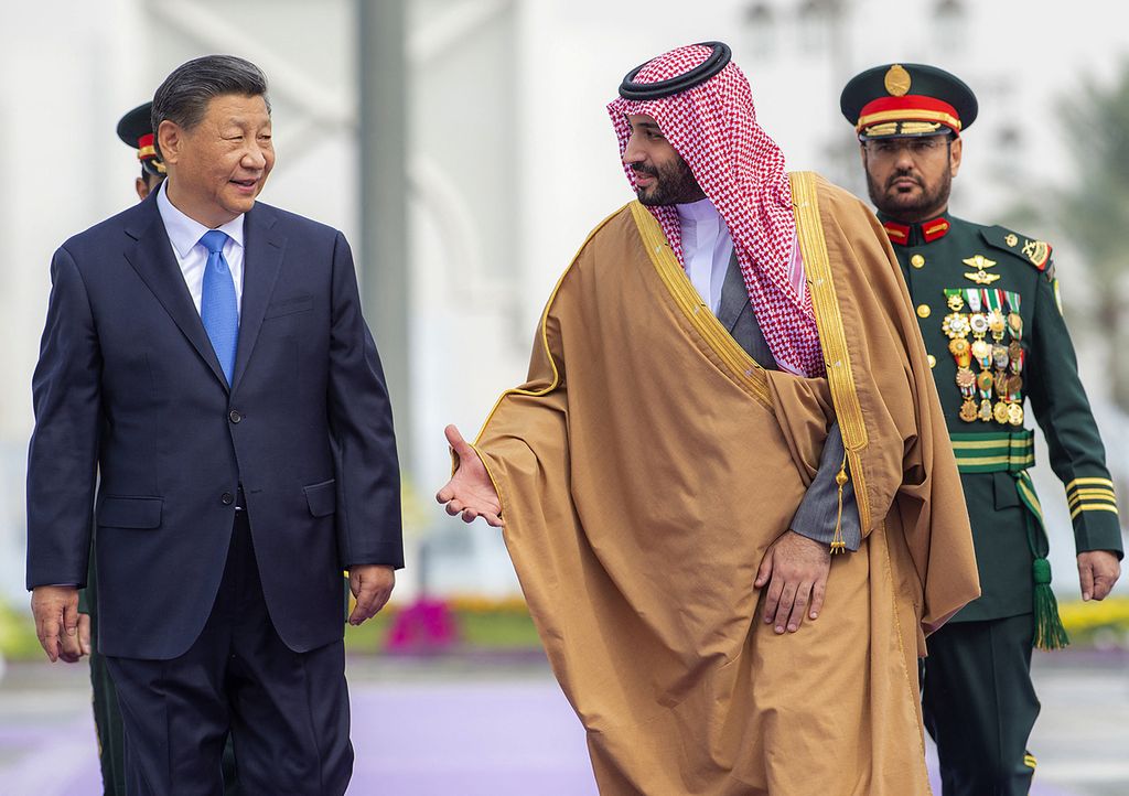 Foto yang dikeluarkan oleh Istana Kerajaan Arab Saudi memperlihatkan Putra Mahkota Pangeran Mohammed bin Salman (tengah) menyambut kedatangan Presiden China Xi Jinping (kiri) di Riyadh, Arab Saudi, Kamis (8/12/2022). 