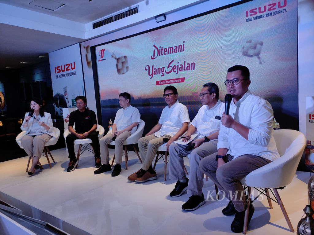 Para petinggi PT Isuzu Astra Motor Indonesia menjelaskan mudik gratis untuk 50 pengemudi di Jakarta, Jumat (22/3/2024),