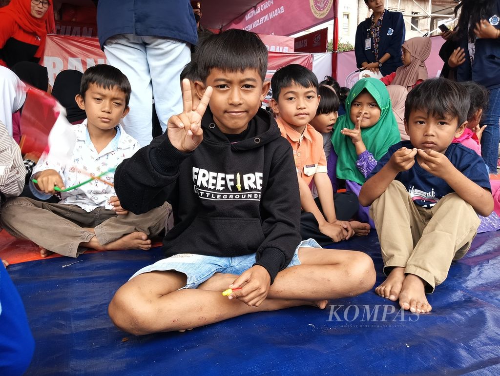 Anak-anak di posko pengungsian Badan Intelijen Negara (BIN) di Desa Cijedil, Cugenang, Kamis (8/12/2022), setelah mengikuti pendampingan psikologis oleh sukarelawan.