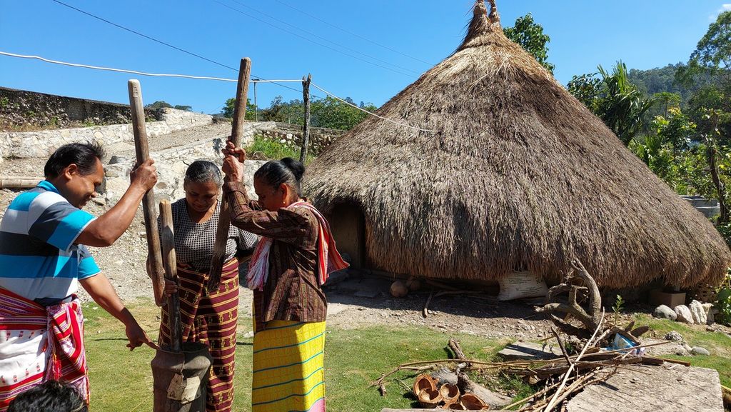 Rumah bulat tradisional di Kampung Watublapi, NTT pada Mei 2023. Rumah ini berperan sangat penting dalam sebuah keluarga.  Selain sebagai dapur, tempat ini juga berfungsi sebagai ruang berinteraksi antaranggota keluarga ketika makan bersama.