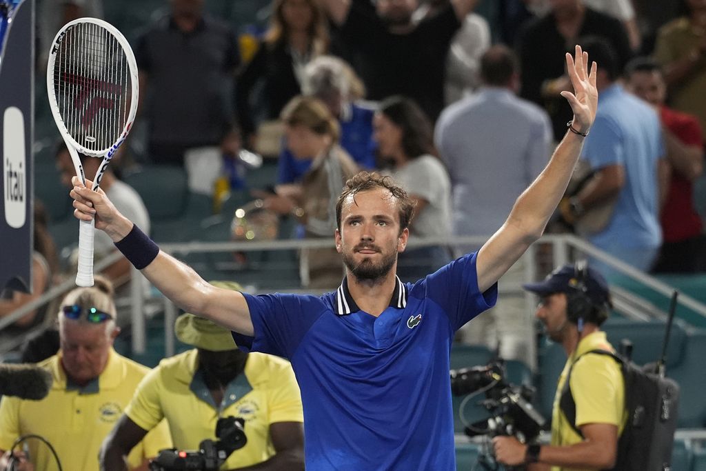 Daniil Medvedev merayakan kemenangan atas Nicolas Jarry pada turnamen ATP Masters 1000 Miami, Rabu (27/3/2024). 
