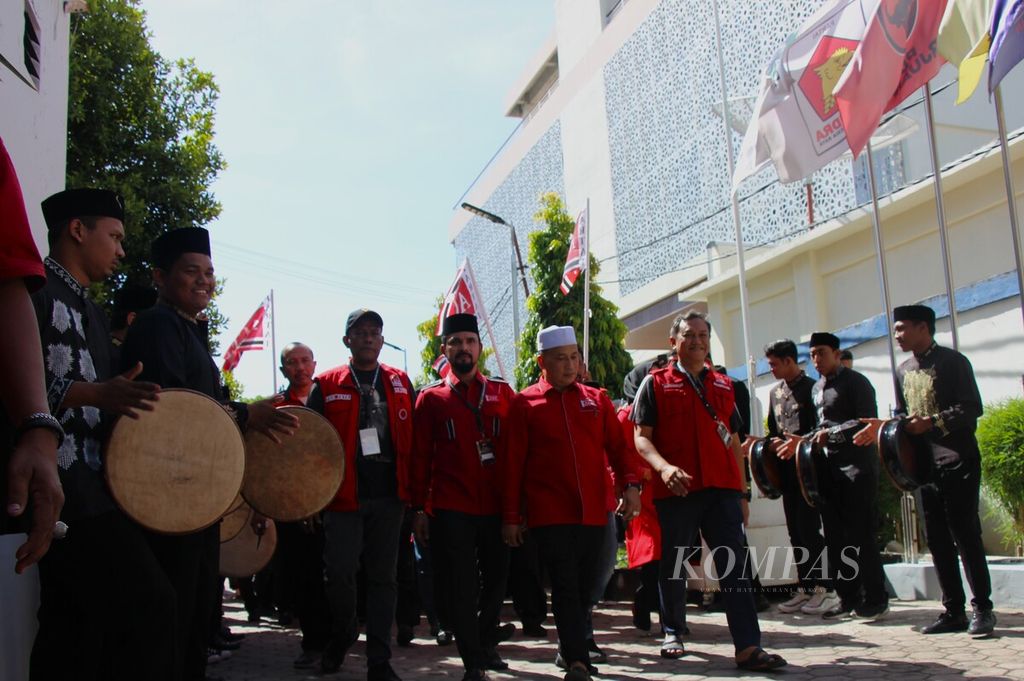 Para calon anggota legislatif, pengurus, dan kader dari Partai Aceh berkonvoi ke kantor Komisi Pemilihan Independen (KIP) Aceh/KPU Aceh, Kamis (11/5/2023), untuk mendaftarkan bakal calon anggota DPR Aceh.