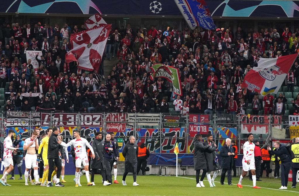 Para pemain Leipzig merayakan kemenangan seusai melawan Shakhtar Donest dalam laga terakhir Grup F Liga Champions di Warsawa, Polandia, pada 3/ November 2022. Penyerang produktif Leipzig, Chritoper Nkuku, dibeli klub Inggris, Chelsea.