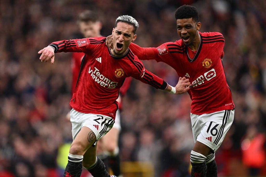Manchester United player, Antony (left), together with Amad Diallo (right), celebrates his goal against Liverpool in the quarter-finals of the FA Cup at Old Trafford Stadium, Manchester, Sunday (17/3/2024). MU won 4-3 in that match. Coventry City will face Manchester United in the semifinals of the FA Cup at Wembley Stadium, London, Sunday (21/4/2024).