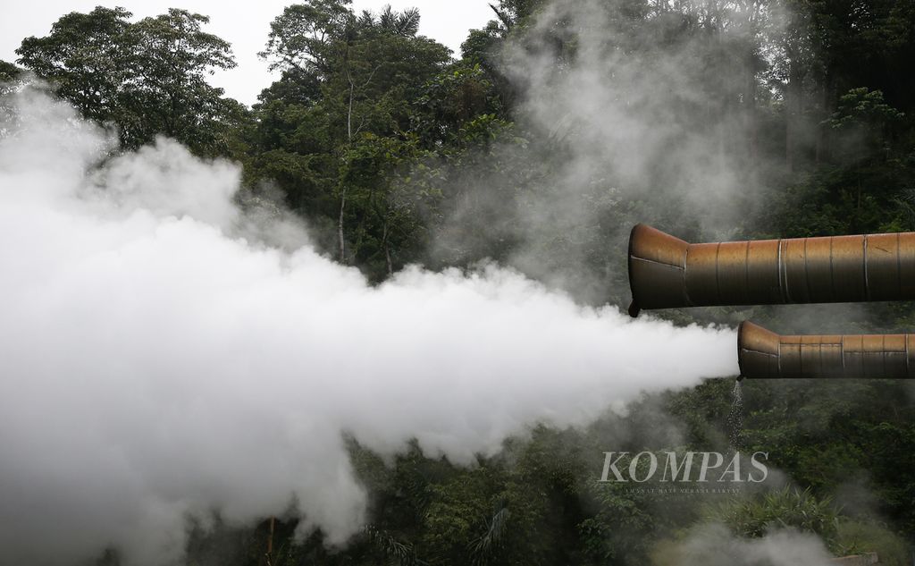 Uap air panas dibuang setelah menggerakkan turbin di Pembangkit Listrik Tenaga Panas bumi Ulumbu di Desa Wewo, Kecamatan Satar Mese, Kabupaten Manggarai, Nusa Tenggara Timur, Senin (4/10/2021).