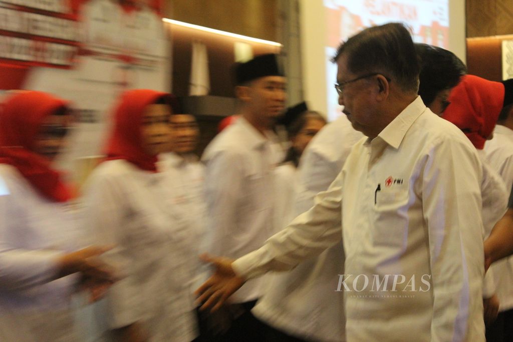 Ketua Umum PMI Pusat Jusuf Kalla berjabat tangan dengan pengurus PMI Provinsi Kalteng yang baru dilantik di Kota Palangkaraya, Senin (16/1/2023). 