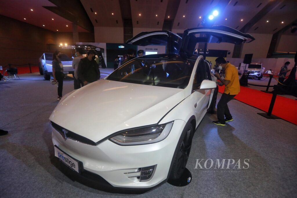 Pengunjung melihat tampilan mobil listrik, Tesla yang didatangkan oleh importir umum Prestige Motor saat pameran otomotif Indonesia International Motor Show (IIMS) Hybrid di JIExpo Kemayoran, Jakarta, Minggu (18/4/2021).
