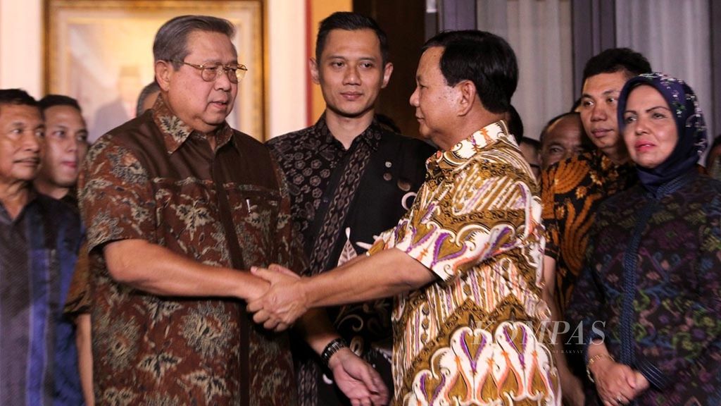 Pertemuan antara Ketum Partai Demokrat Susilo Bambang Yudhoyono (SBY) dan Ketum Gerindra sekaligus capres Prabowo Subianto berlangsung tertutup, tampak keduanya berjabat tangan usai mengadakan jumpa pers di kediaman Presiden ke-6 Susilo Bambang Yudhoyono, Jakarta, Jumat (21/12/18).