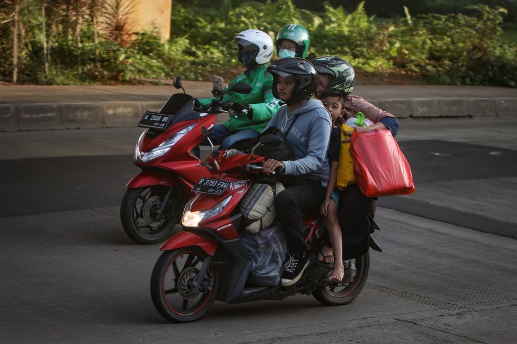 Homebound (mudik)  travelers use motorbikes to cross Jalan Raya Kalimalang, Bekasi City, West Java, Sunday (16/4/2023). Mudik  by motorbike is still the choice of some people.