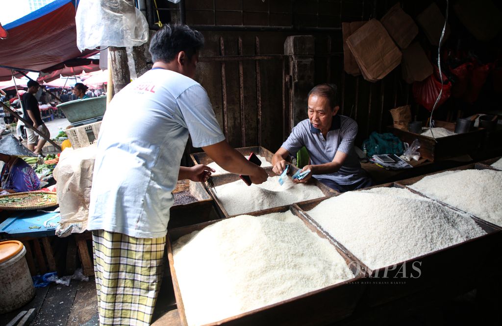 Pedagang melayani pembeli di Pasar Kebayoran Lama, Jakarta Selatan, Kamis (31/8/2023). Harga eceran beras di pasaran relatif tinggi karena berakhirnya masa panen raya dan menurunnya produktivitas gabah akibat El Nino.