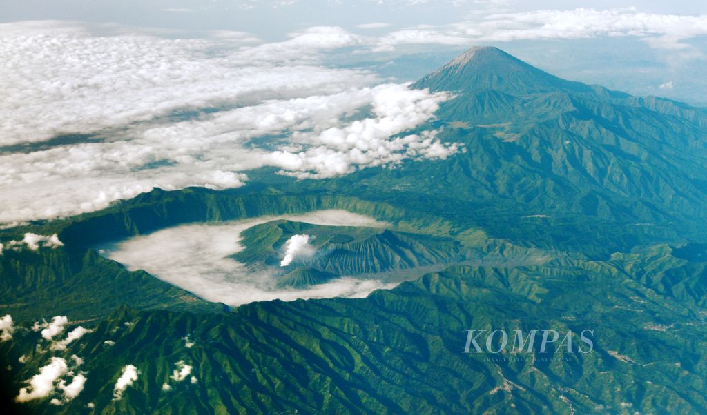 Pemandangan kawasan Taman Nasional Bromo Tengger Semeru dipotret dari jendela pesawat dalam perjalanan menuju Bali, Rabu (17/5/2017). 
