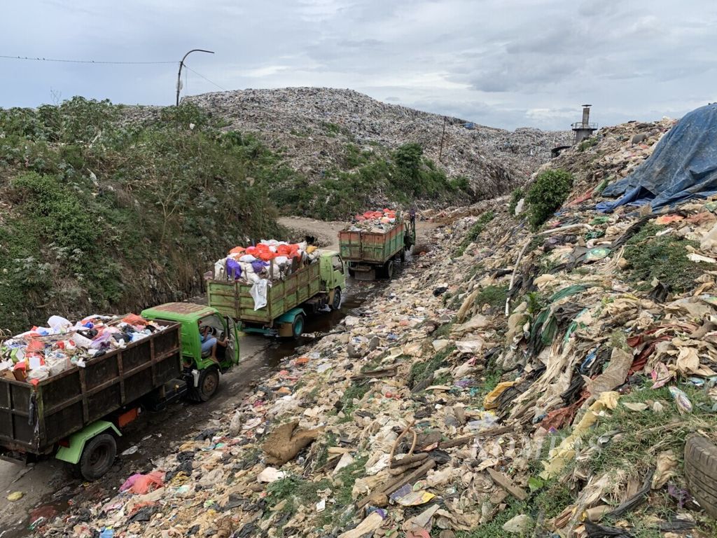 Mobil truk sampah berjejer di antara gunungan sampah di TPA Tamangapa, Makassar, Senin (20/9/2021). Saat ini Makassar menghadapi persiapn pelik mengatasi sampah.