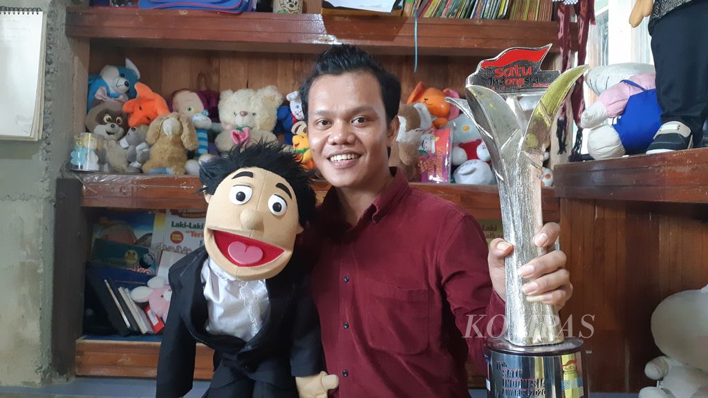 Eklin Amtor de Fretes di rumah dongeng, Kota Ambon, Maluku, pada Senin (23/11/2020).