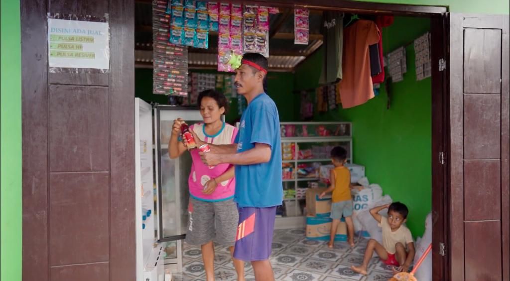 Warga Desa Mbueain, Rote Ndao, NTT, menikmati listrik dengan membuka kios bahan pokok. Kios ini juga menjual pulsa listrik dan pulsa ponsel.